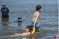 Clases de natación en la playa Ramírez en el marco del programa Monteverano