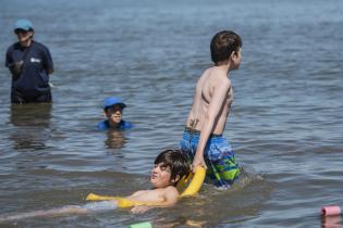 Clases de natación en la playa Ramírez en el marco del programa Monteverano