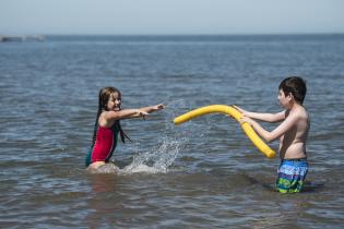 Clases de natación en la playa Ramírez en el marco del programa Monteverano