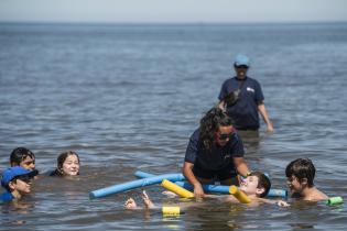 Clases de natación en la playa Ramírez en el marco del programa Monteverano