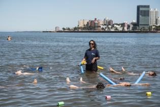 Clases de natación en la playa Ramírez en el marco del programa Monteverano