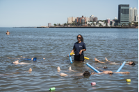 Clases de natación en la playa Ramírez en el marco del programa Monteverano