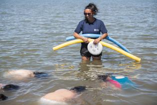 Clases de natación en la playa Ramírez en el marco del programa Monteverano