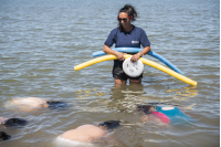 Clases de natación en la playa Ramírez en el marco del programa Monteverano