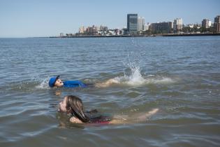 Clases de natación en la playa Ramírez en el marco del programa Monteverano