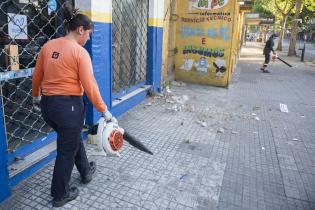 Operativo de limpieza en feria vía blanca de Reyes en la Avenida 8 de Octubre