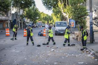 Operativo de limpieza en feria vía blanca de Reyes en la Avenida 8 de Octubre