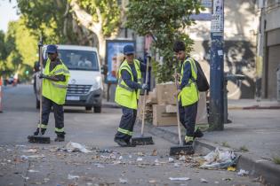 Operativo de limpieza en feria vía blanca de Reyes en la Avenida 8 de Octubre