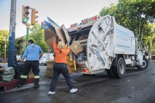 Operativo de limpieza en feria vía blanca de Reyes en la Avenida 8 de Octubre Operativo de limpieza en feria vía blanca de Reyes en la Avenida 8 de Octubre