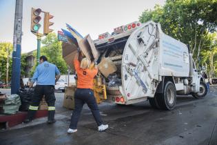 Operativo de limpieza en feria vía blanca de Reyes en la Avenida 8 de Octubre