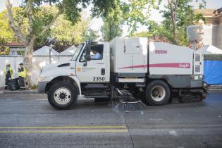 Operativo de limpieza en feria vía blanca de Reyes en la Avenida 8 de Octubre