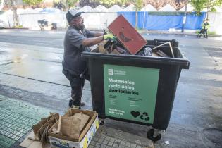 Operativo de limpieza en feria vía blanca de Reyes en la Avenida 8 de Octubre