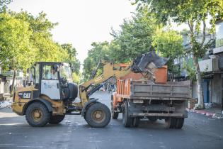 Operativo de limpieza en feria vía blanca de Reyes en la Avenida 8 de Octubre