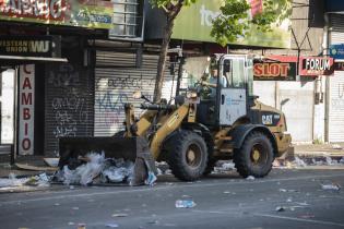 Operativo de limpieza en feria vía blanca de Reyes en la Avenida 8 de Octubre