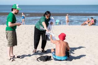 Intervención de limpieza en la playa Ramírez, 10 de enero de 2023