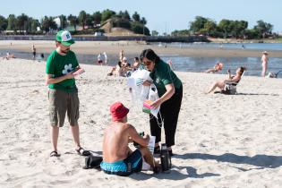 Intervención de limpieza en la playa Ramírez, 10 de enero de 2023