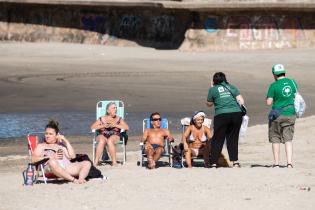 Intervención de limpieza en la playa Ramírez, 10 de enero de 2023