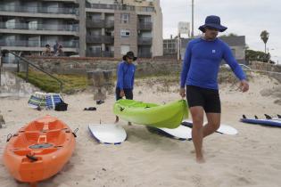 Escuela de actividades naúticas en playa Honda, en el marco del programa Monteverano