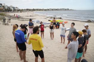 Escuela de actividades naúticas en playa Honda, en el marco del programa Monteverano