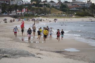 Escuela de actividades naúticas en playa Honda, en el marco del programa Monteverano