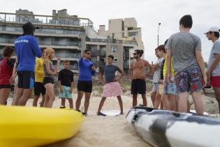 Escuela de actividades naúticas en playa Honda, en el marco del programa Monteverano