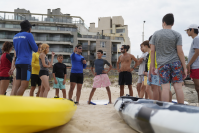 Escuela de actividades naúticas en playa Honda, en el marco del programa Monteverano