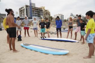 Escuela de actividades naúticas en playa Honda, en el marco del programa Monteverano