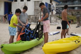 Escuela de actividades naúticas en playa Honda, en el marco del programa Monteverano