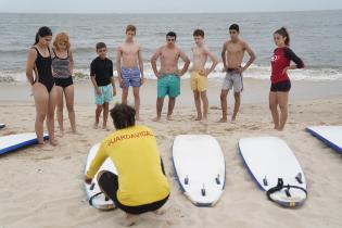 Escuela de actividades naúticas en playa Honda, en el marco del programa Monteverano