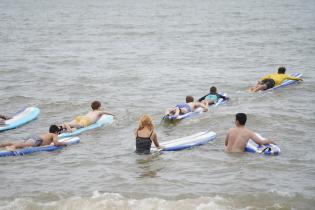 Escuela de actividades naúticas en playa Honda, en el marco del programa Monteverano