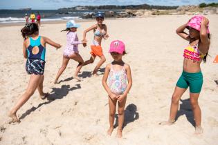 Escuela de Mar en playa Santa Catalina en el marco del programa Monteverano, 12 de enero de 2023