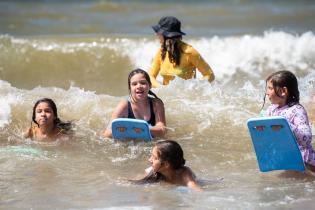 Escuela de Mar en playa Santa Catalina en el marco del programa Monteverano, 12 de enero de 2023