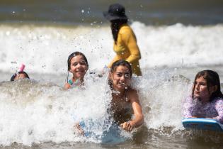 Escuela de Mar en playa Santa Catalina en el marco del programa Monteverano, 12 de enero de 2023