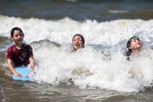 Escuela de Mar en playa Santa Catalina en el marco del programa Monteverano, 12 de enero de 2023