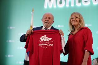 Entrega del sello Montevideo Más Verde al presidente de Brasil, Luiz Inácio Lula da Silva Entrega del sello Montevideo Más Verde al presidente de Brasil, Luiz Inácio Lula da Silva