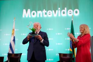  Entrega del sello Montevideo Más Verde al presidente de Brasil, Luiz Inácio Lula da Silva