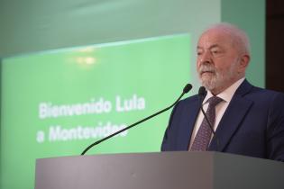  Entrega del sello Montevideo Más Verde al presidente de Brasil, Luiz Inácio Lula da Silva