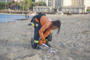 Operativo de limpieza en la playa Ramírez por la celebración de Iemanjá