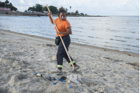 Operativo de limpieza en la playa Ramírez por la celebración de Iemanjá