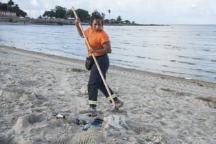 Operativo de limpieza en la playa Ramírez por la celebración de Iemanjá Operativo de limpieza en la playa Ramírez por la celebración de Iemanjá