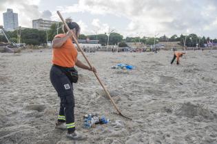 Operativo de limpieza en la playa Ramírez por la celebración de Iemanjá