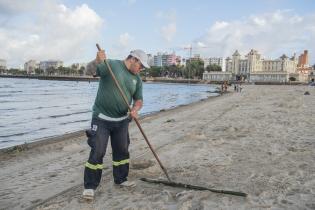 Operativo de limpieza en la playa Ramírez por la celebración de Iemanjá