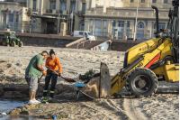 Operativo de limpieza en la playa Ramírez por la celebración de Iemanjá