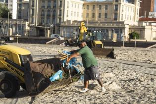 Operativo de limpieza en la playa Ramírez por la celebración de Iemanjá