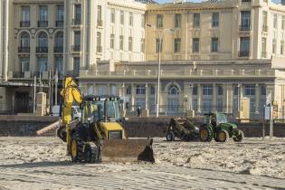 Operativo de limpieza en la playa Ramírez por la celebración de Iemanjá Operativo de limpieza en la playa Ramírez por la celebración de Iemanjá