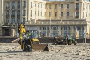 Operativo de limpieza en la playa Ramírez por la celebración de Iemanjá