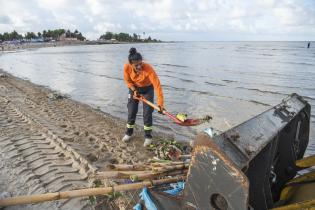 Operativo de limpieza en la playa Ramírez por la celebración de Iemanjá