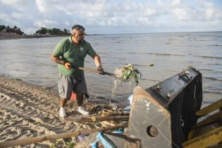 Operativo de limpieza en la playa Ramírez por la celebración de Iemanjá