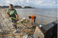 Operativo de limpieza en la playa Ramírez por la celebración de Iemanjá