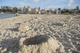 Operativo de limpieza en la playa Ramírez por la celebración de Iemanjá